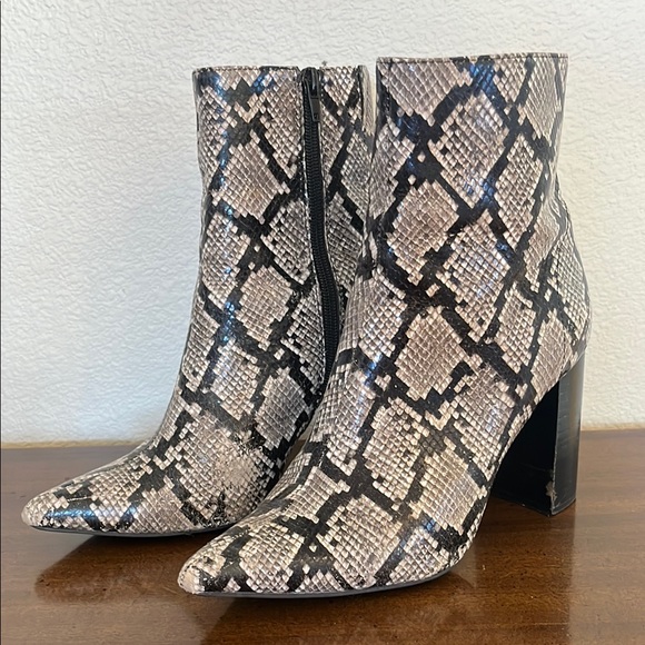 Jeffrey Campbell Raven Snakeskin Leather Women's Pointed Toe Ankle Boots 9 - Picture 1 of 13